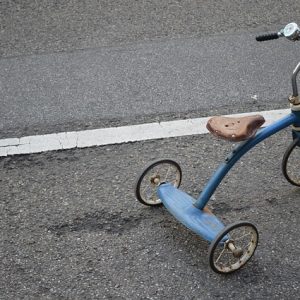 Quelle est la différence entre un tricycle et un vélo à roues latérales ?