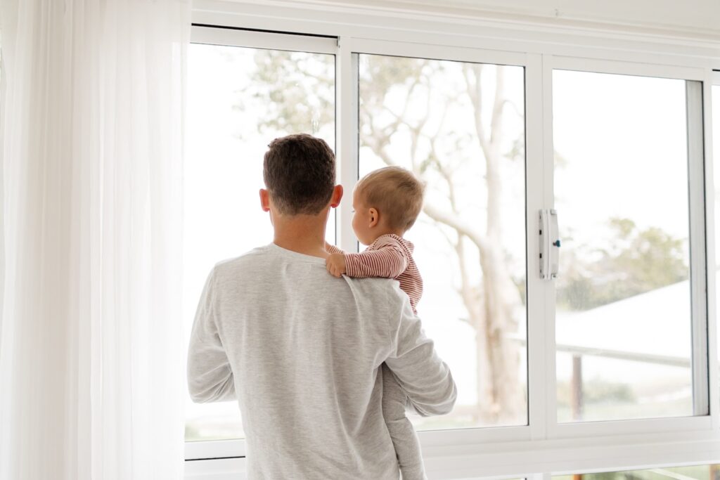 un homme tient son enfant dans les bras après une analyse génétique