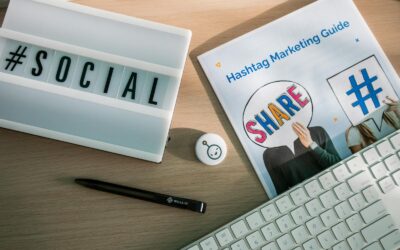 Une configuration de bureau avec les éléments essentiels du marketing sur les réseaux sociaux, notamment un clavier, une lightbox et un guide.