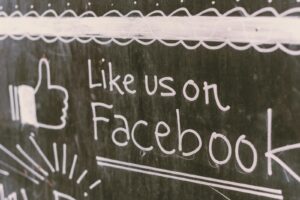 Tableau noir faisant la promotion de l'engagement sur Facebook avec un message « J'aime ».