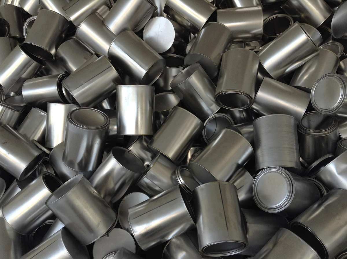 Nombreuses boîtes de conserve métalliques empilées, aliments de base pour camping sans réfrigération Nombreuses boîtes de conserve métalliques empilées, aliments de base pour camping sans réfrigération