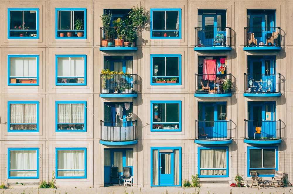 façade d'un immeuble résidentiel aux balcons colorés et fenêtres vives façade d'un immeuble résidentiel aux balcons colorés et fenêtres vives