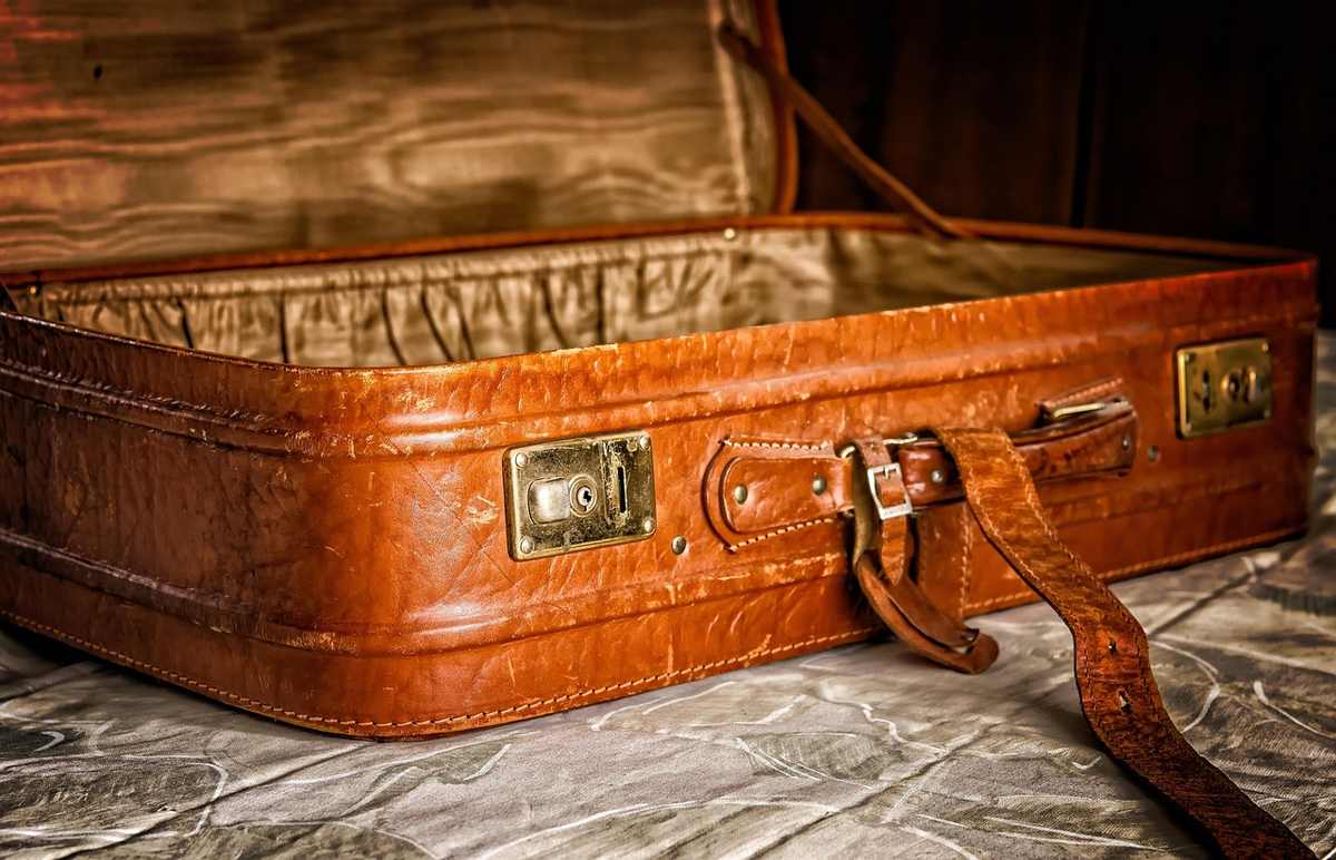 Une valise ouverte en train d'être préparée pour un long voyage Une valise ouverte en train d'être préparée pour un long voyage