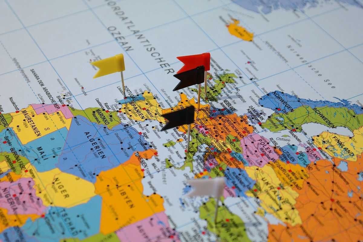 Carte politique colorée avec drapeaux épingles marquant destinations de voyage à planifier Carte politique colorée avec drapeaux épingles marquant destinations de voyage à planifier