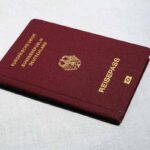 Passeport marron rouge de l'Allemagne, avec blason et texte, posé