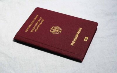 Passeport marron rouge de l'Allemagne, avec blason et texte, posé