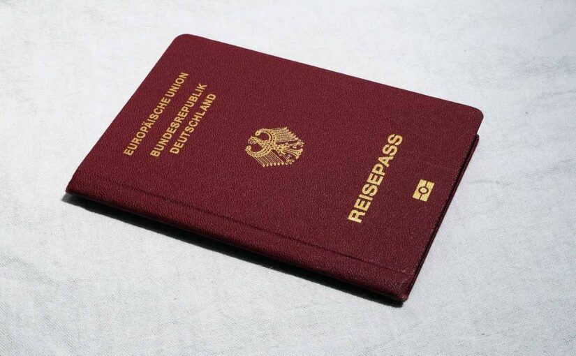 Passeport marron rouge de l'Allemagne, avec blason et texte, posé