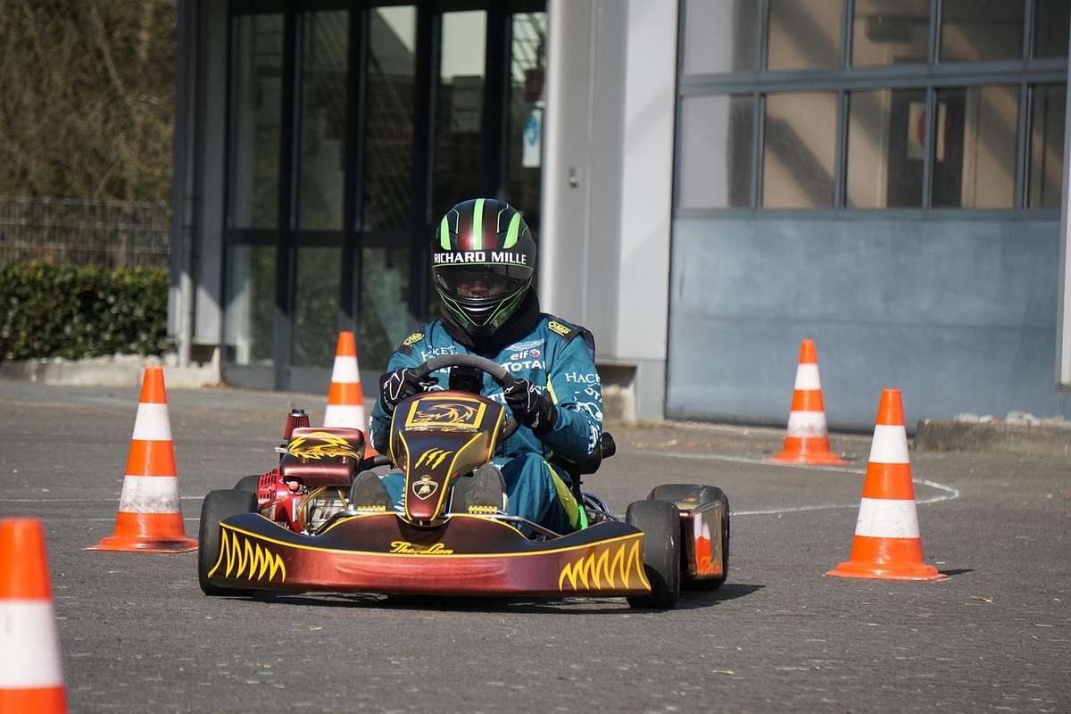 Karting dans une rue avec des cônes orange Karting dans une rue avec des cônes orange