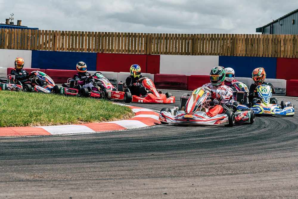 Un kart enfant stationné sur la piste d'un circuit de karting Un kart enfant stationné sur la piste d'un circuit de karting